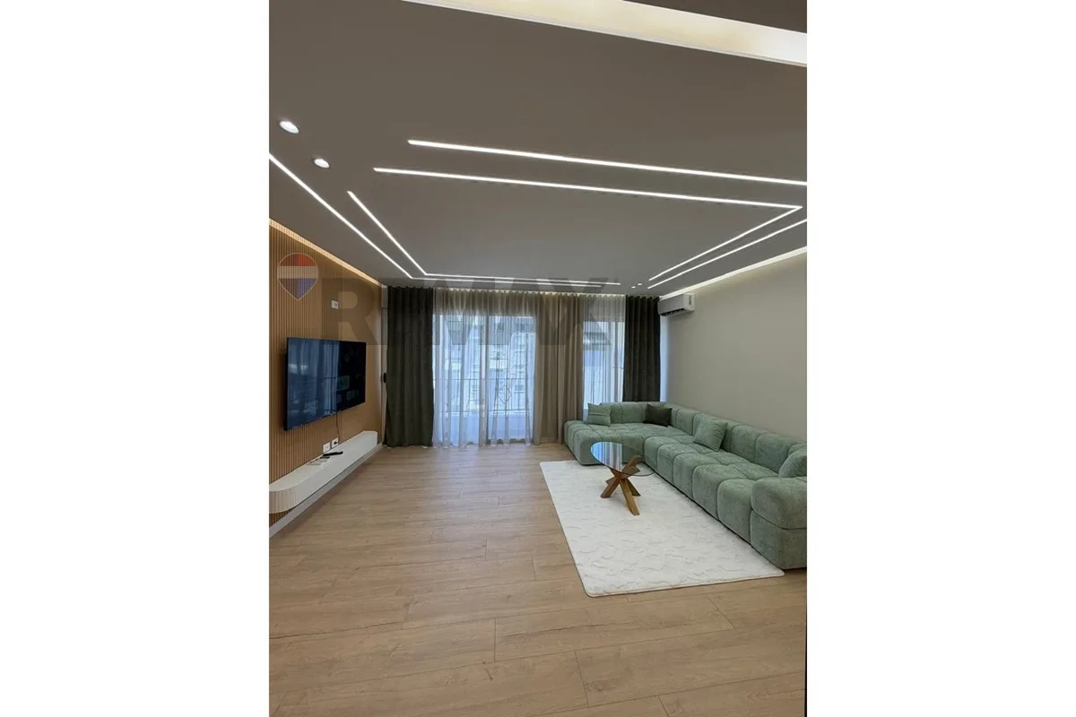 Shitet apartament 2+1 në Yzberisht
