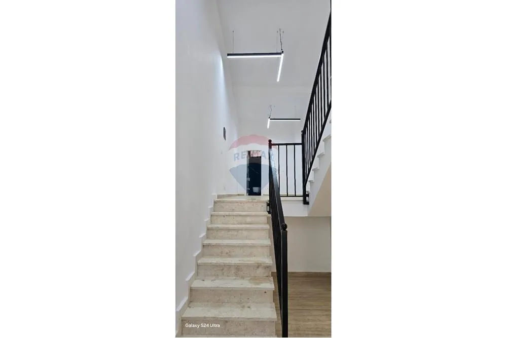 Jepet zyre per qira tek Pazari i Ri 3