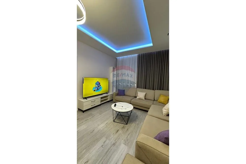 Jepet apartament me qira tek ruga Riza Cerova 4