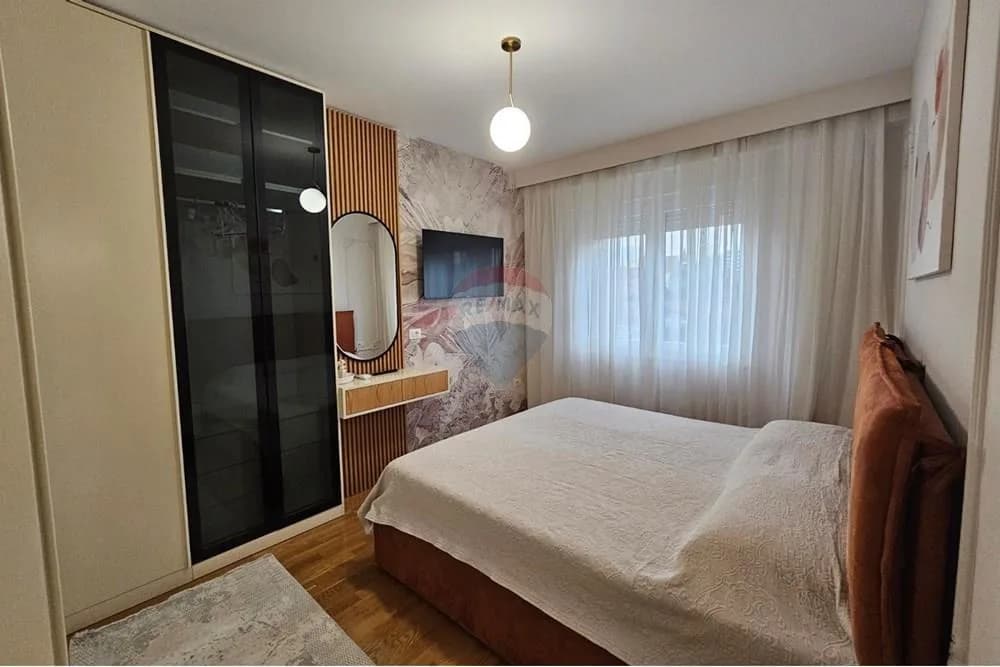 Jepet apartament per qira te Rruga Barrikadave 4