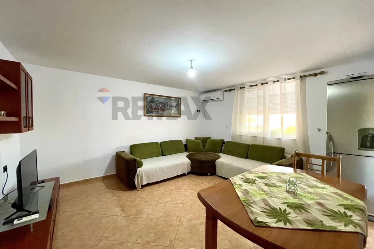 Shitet apartament  te Pazari i Ri 2