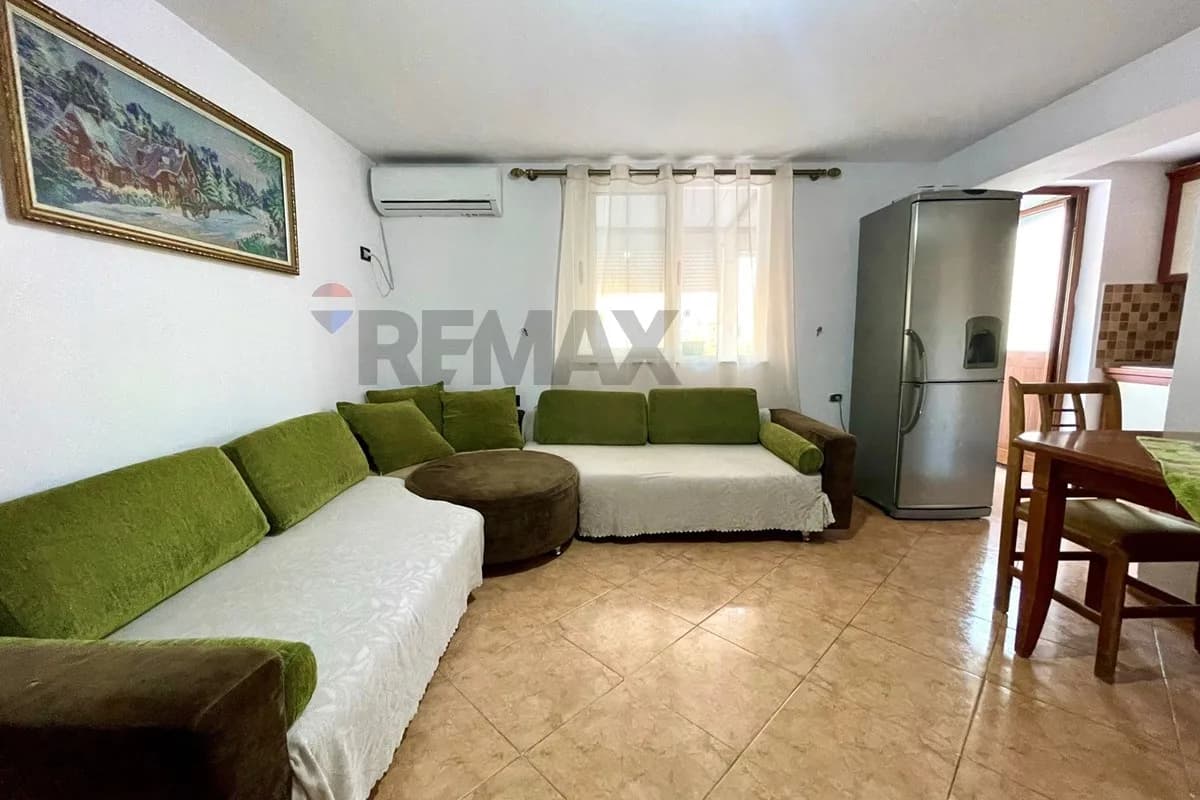 Shitet apartament  te Pazari i Ri 3