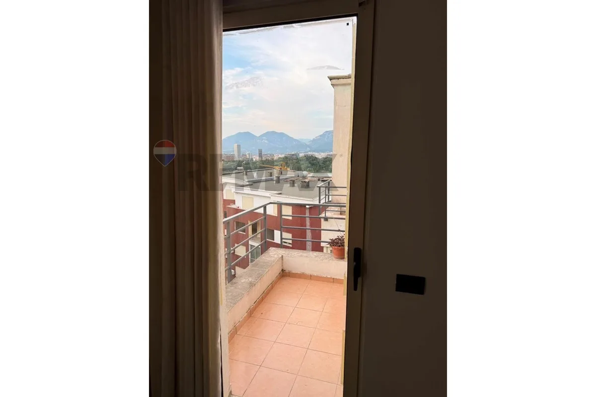 Jepet me qira një apartament i mobiluar 2+1 me sipërfaqe 144 m², në zonën e Liqenit të Thatë 2
