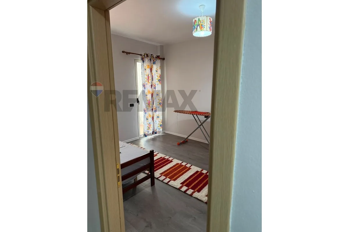 Jepet me qira një apartament i mobiluar 2+1 me sipërfaqe 144 m², në zonën e Liqenit të Thatë 3