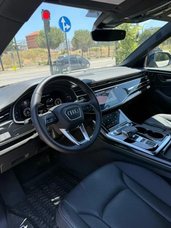 Audi Q8 4