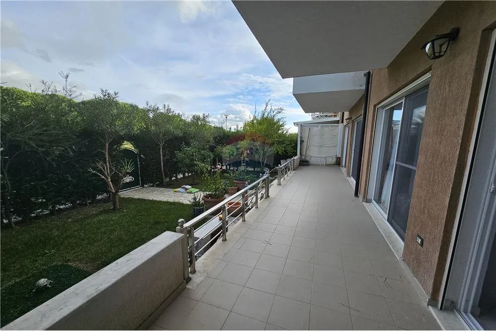 Shitet Apartament 2+1 me oborr tek Gjiri Lalzit (Lura3) 3