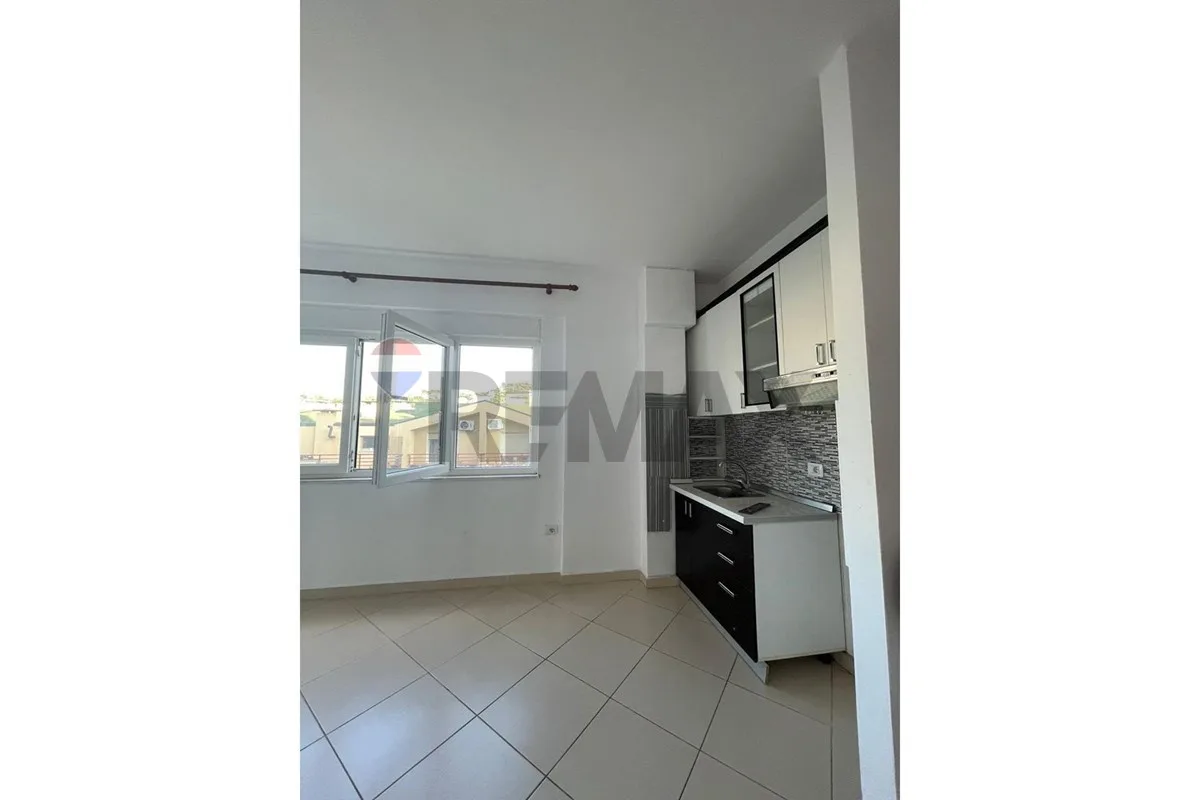 Ofrojme per qira apartment 1+1 ne zonen e liqenit te thate kompleksi Fz. 4