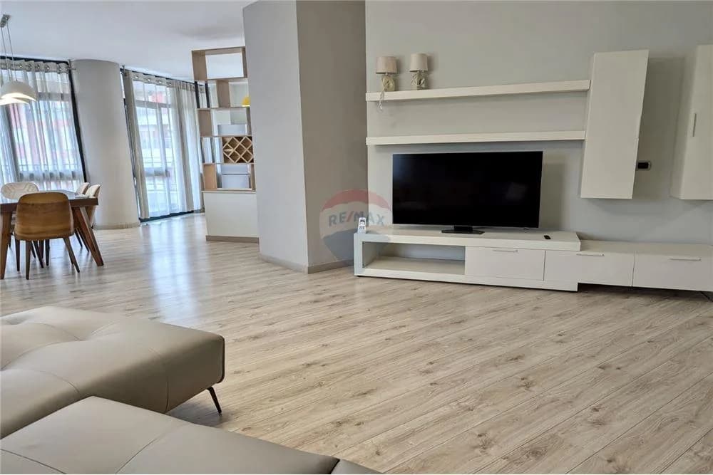 Jepet apartament 3+1+3 tualete plus post parkimi me qira ne nje nga zonat me te preferuara afer Liqenit Artificial 3