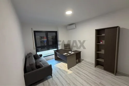 Jepet me qira zyre 2+1, me 2 tualete, me sipërfaqe 105 m², i pozicionuar në katin e parë të banimit